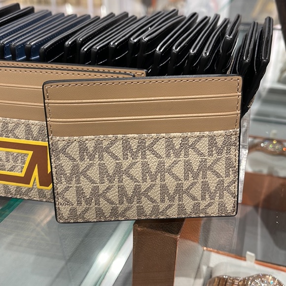 MICHAEL KORS MENS
Cooper Graphic Logo Tall Card Case
36S3LCOD2B
COLOR:Yellow
NWT - Picture 6 of 16